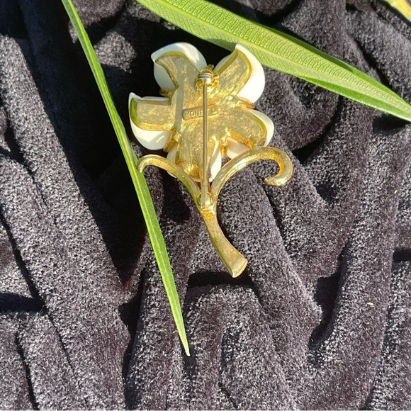 VINTAGE Signature Monet White/GoldTone Flower & Stems Brooch Pin - Picture 3 of 8
